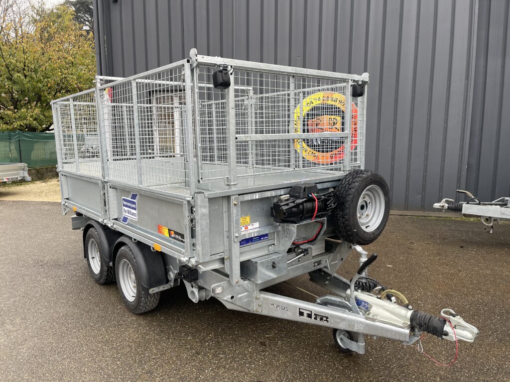 Ifor TT3017 avec treuil, feux de travail LED & réhausses grillaées